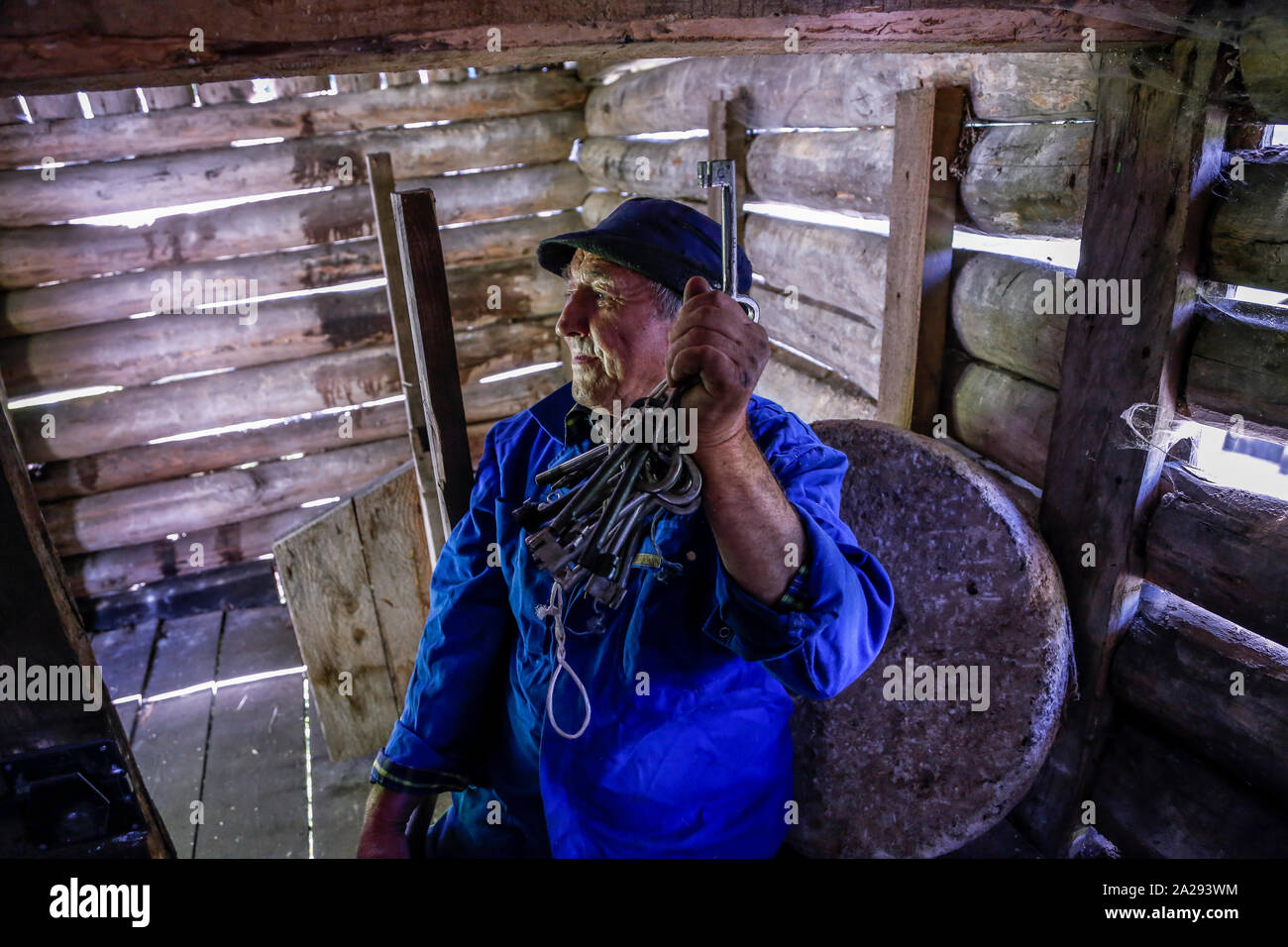 L'homme de Bosnie, Dzidic Ferid le dernier artisan produisant des pierres de moulins à eau. Banque D'Images