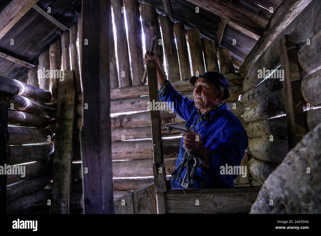 L'homme de Bosnie, Dzidic Ferid le dernier artisan produisant des pierres de moulins à eau. Banque D'Images