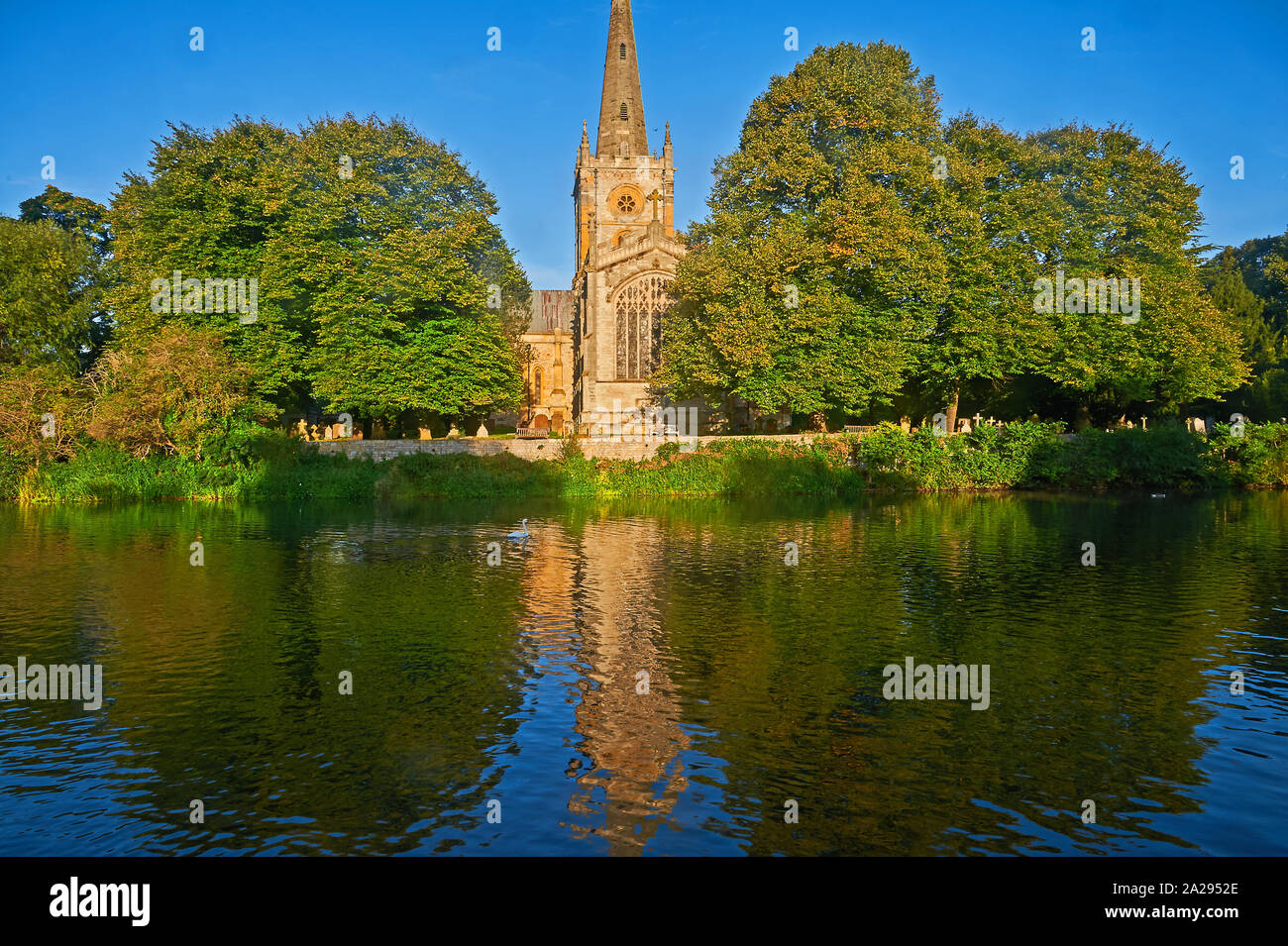Stratford Upon Avon, Warwickshire et Holy Trinity Church, lieu de sépulture de William Shakespeare, se situe sur les rives de la rivière Avon. Banque D'Images
