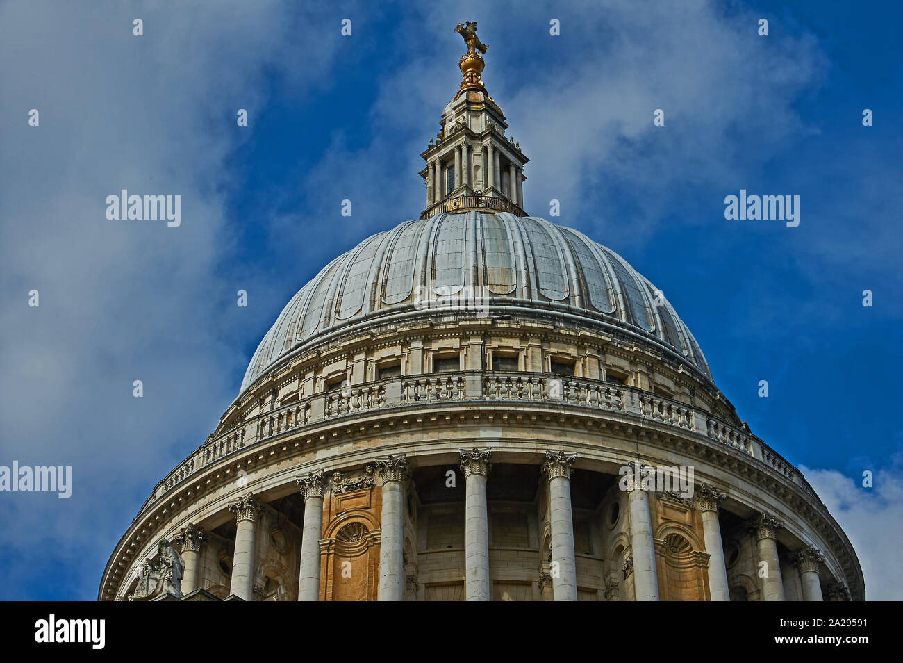 La Cathédrale St Paul, London- conçu par Sir Christopher Wren et l'emblématique monument de Londres. Banque D'Images