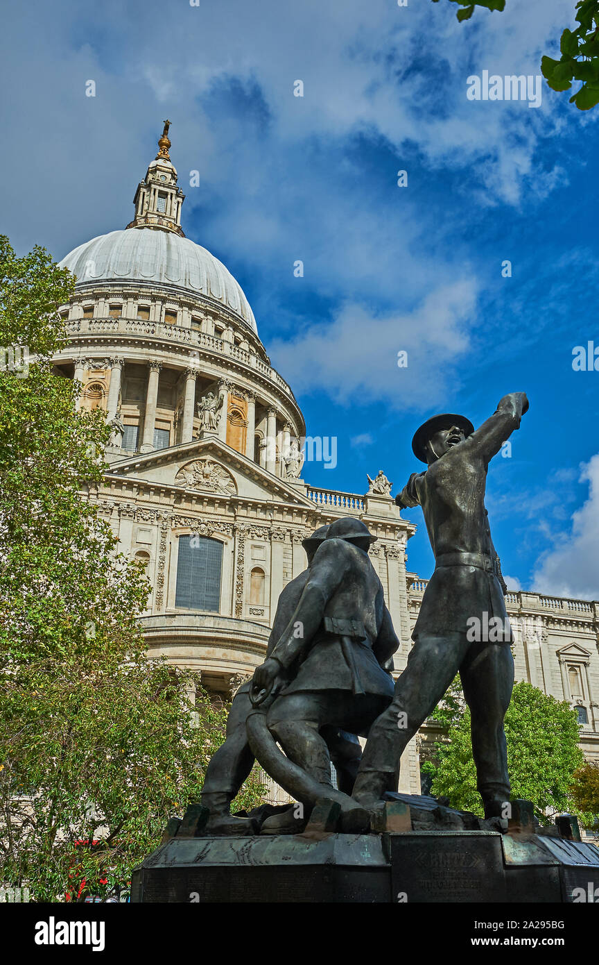 La Cathédrale St Paul, London- conçu par Sir Christopher Wren et l'emblématique monument de Londres. Banque D'Images