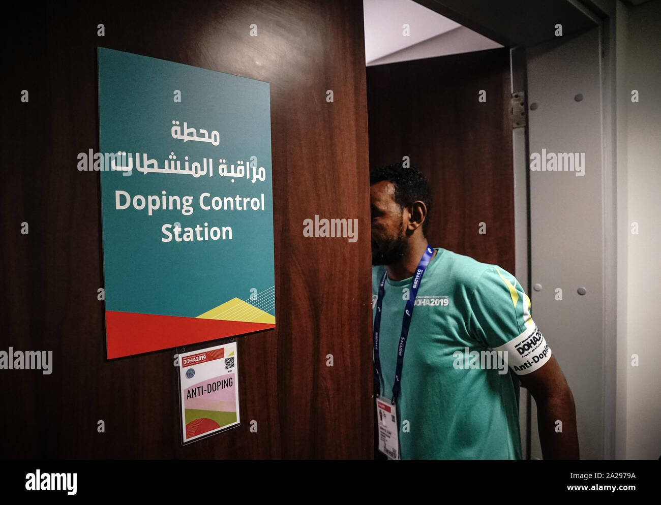 Doha, Qatar. 06Th Oct, 2019. L'athlétisme, WM, Championnat du Monde de l'IAAF, Khalifa International Stadium. Membre de l'équipe de lutte contre le dopage va au laboratoire de contrôle antidopage. Crédit : Michael Kappeler/dpa/Alamy Live News Banque D'Images