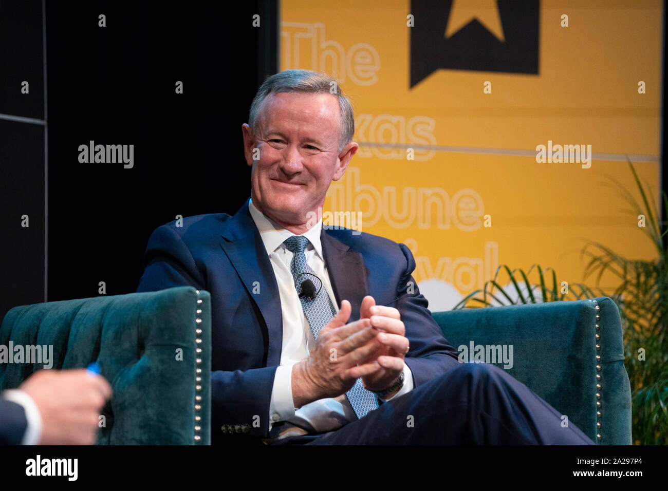 L'amiral à la retraite et ancien SEAL William McRaven parle de superviser le raid qui a tué Oussama ben Laden en 2011 en tant qu'il apparaît sur un podcast avec grands Garrett de CBS lors d'une session Festival Tribune du Texas à Austin, Texas. Banque D'Images