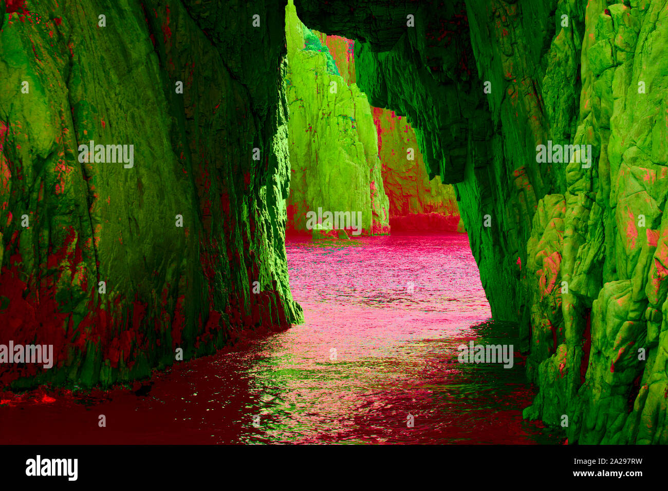 L'eau rouge vert entre les murs dans une grotte naturelle Banque D'Images