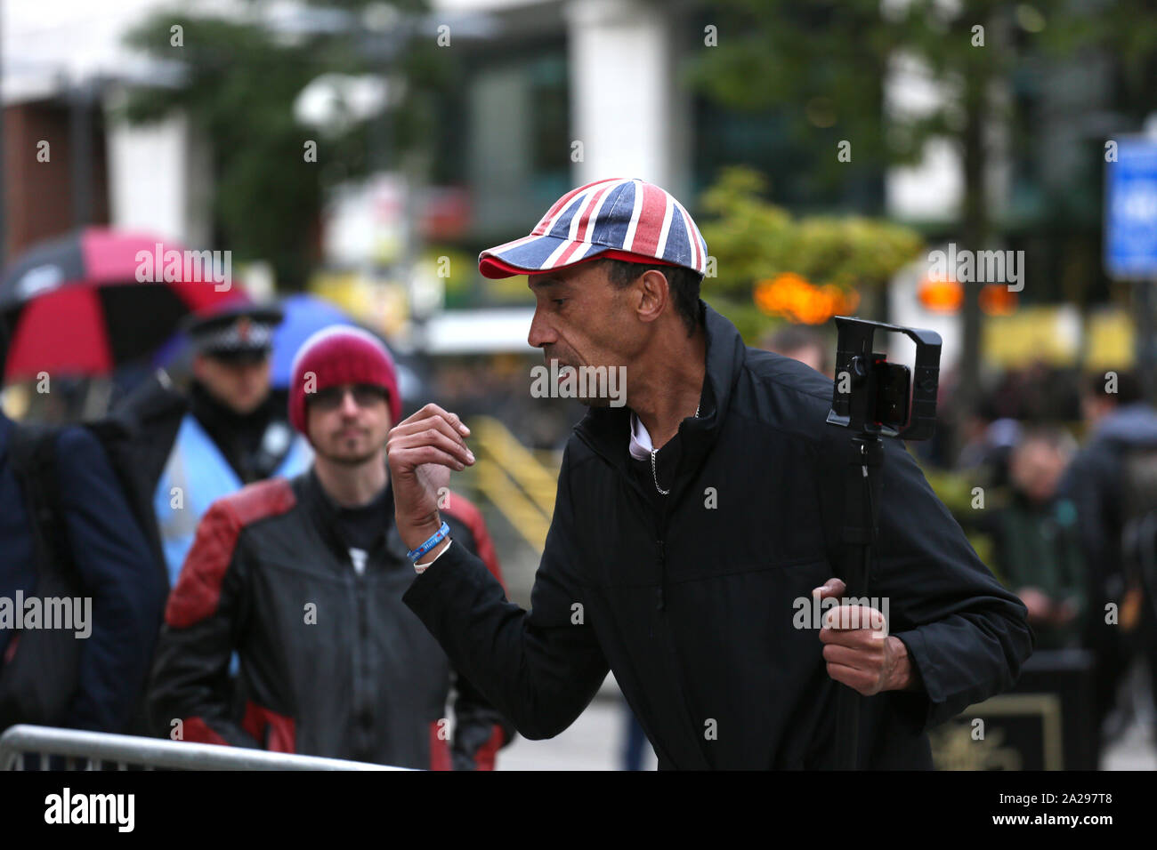 Manchester, UK. 1er octobre 2019. Les policiers sont maintenant à l'extérieur de la part des manifestants opposés à la conférence du parti conservateur. Stand Up au racisme sont la tenue d'une manifestation anti Parti conservateur Boris Johnson appelant un raciste. Le groupe de droite Jaune UK dirigé par James Goddard a crié plus de discours réalisés par Stand up au racisme et filmé leur action. L'aile droite groupe sont pro Brexit et exigé qu'ils veulent 'back' de notre pays. Manchester, Lancashire, Royaume-Uni. Crédit : Barbara Cook/Alamy Live News Banque D'Images