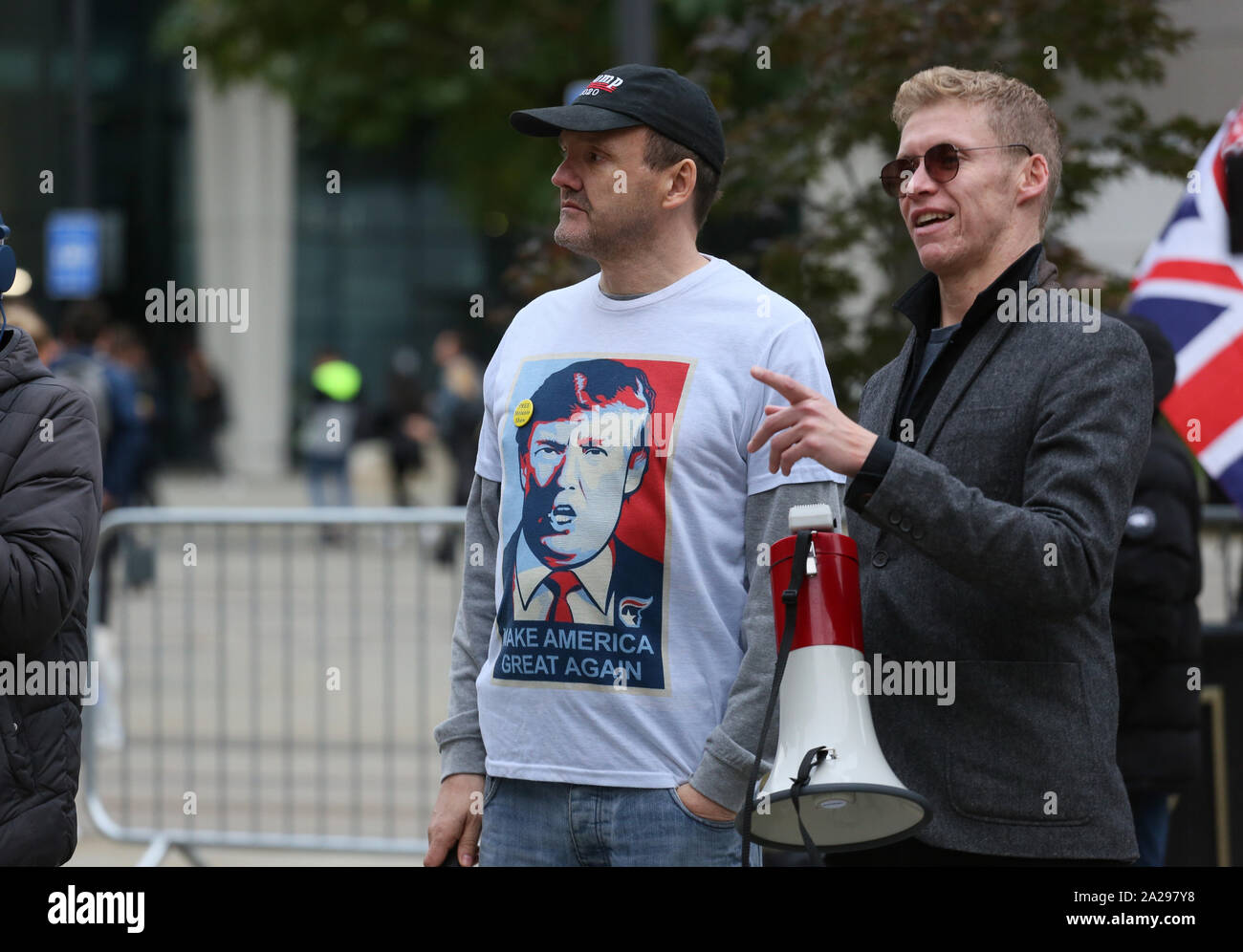 Manchester, UK. 1er octobre 2019. Les policiers sont maintenant à l'extérieur de la part des manifestants opposés à la conférence du parti conservateur. Stand Up au racisme sont la tenue d'une manifestation anti Parti conservateur Boris Johnson appelant un raciste. Le groupe de droite Jaune UK dirigé par James Goddard a crié plus de discours réalisés par Stand up au racisme et filmé leur action. L'aile droite groupe sont pro Brexit et exigé qu'ils veulent 'back' de notre pays. Manchester, Lancashire, Royaume-Uni. Crédit : Barbara Cook/Alamy Live News Banque D'Images