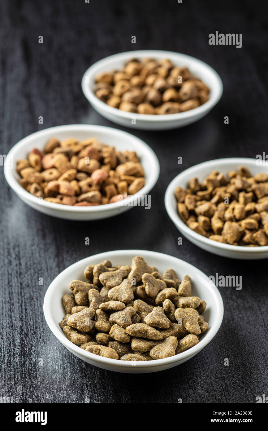 Aliments Pour Animaux De La Croquette A Sec Dans Un Bol Pour Les Croquettes Chien Ou Chat Sur Le Tableau Noir Photo Stock Alamy