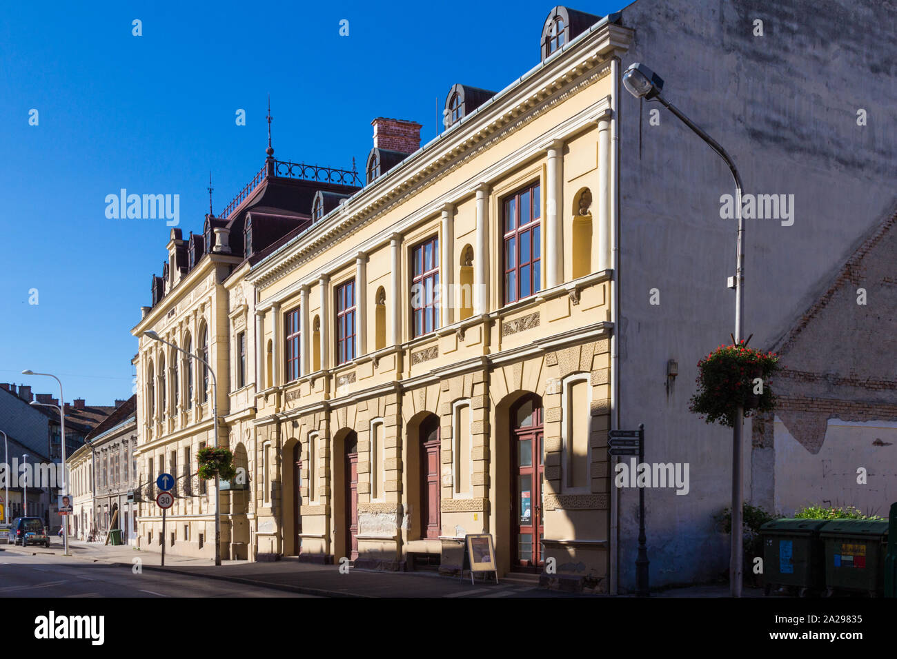 Côté ouest de Petofi ter (place) avec bâtiments du XVIIIe au XIXe siècle, salle d'exposition Festoterem (salle des peintres), Sopron, Hongrie Banque D'Images