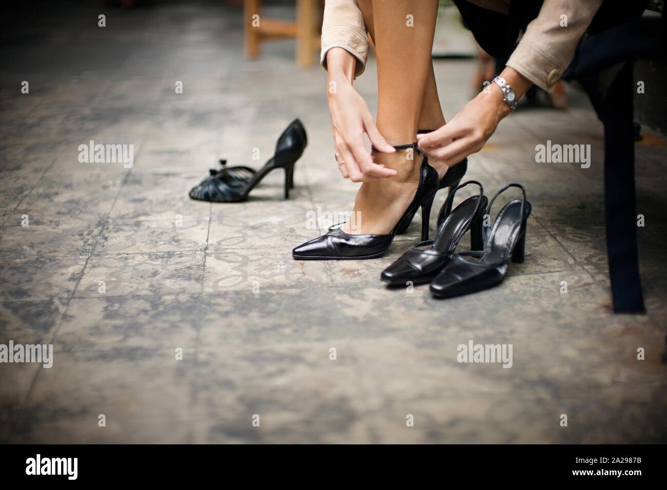 Portrait d'une femme d'essayer sur une nouvelle paire de sandales. Banque D'Images