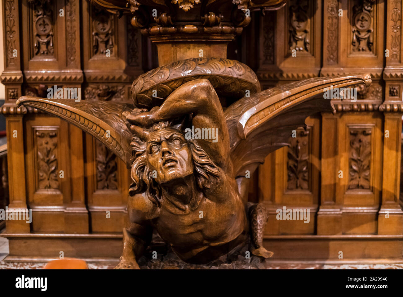 Intérieur de la cathédrale d'Arequipa,chaire en bois représentant le diable, Charles Buisine-Rigot à Lille (France) 1878 . La ville d'Arequipa, Pérou, Banque D'Images