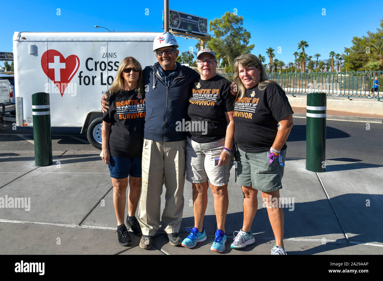 Las Vegas, NV, USA. 1 octobre, 2019. Greg Zanis de Zanis traverse pour pertes offre 58 nouvelles croix sur le Strip de Las Vegas sur le deuxième anniversaire de la prise de vue de Las Vegas à Las Vegas, Nevada le 1 octobre 2019. Credit : Damairs Carter/media/Alamy Punch Live News Banque D'Images