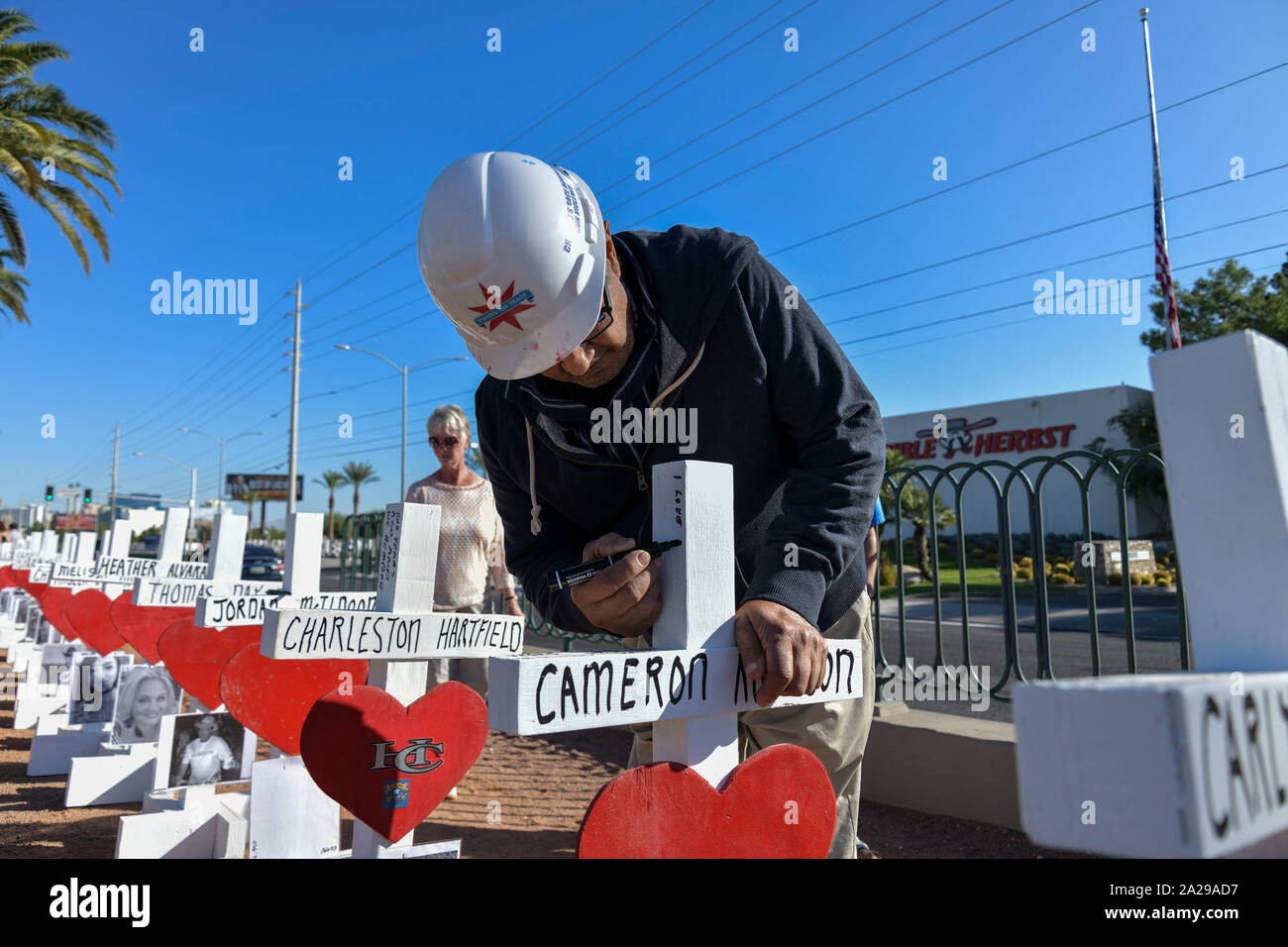 Las Vegas, NV, USA. 1 octobre, 2019. Greg Zanis de Zanis traverse pour pertes offre 58 nouvelles croix sur le Strip de Las Vegas sur le deuxième anniversaire de la prise de vue de Las Vegas à Las Vegas, Nevada le 1 octobre 2019. Credit : Damairs Carter/media/Alamy Punch Live News Banque D'Images
