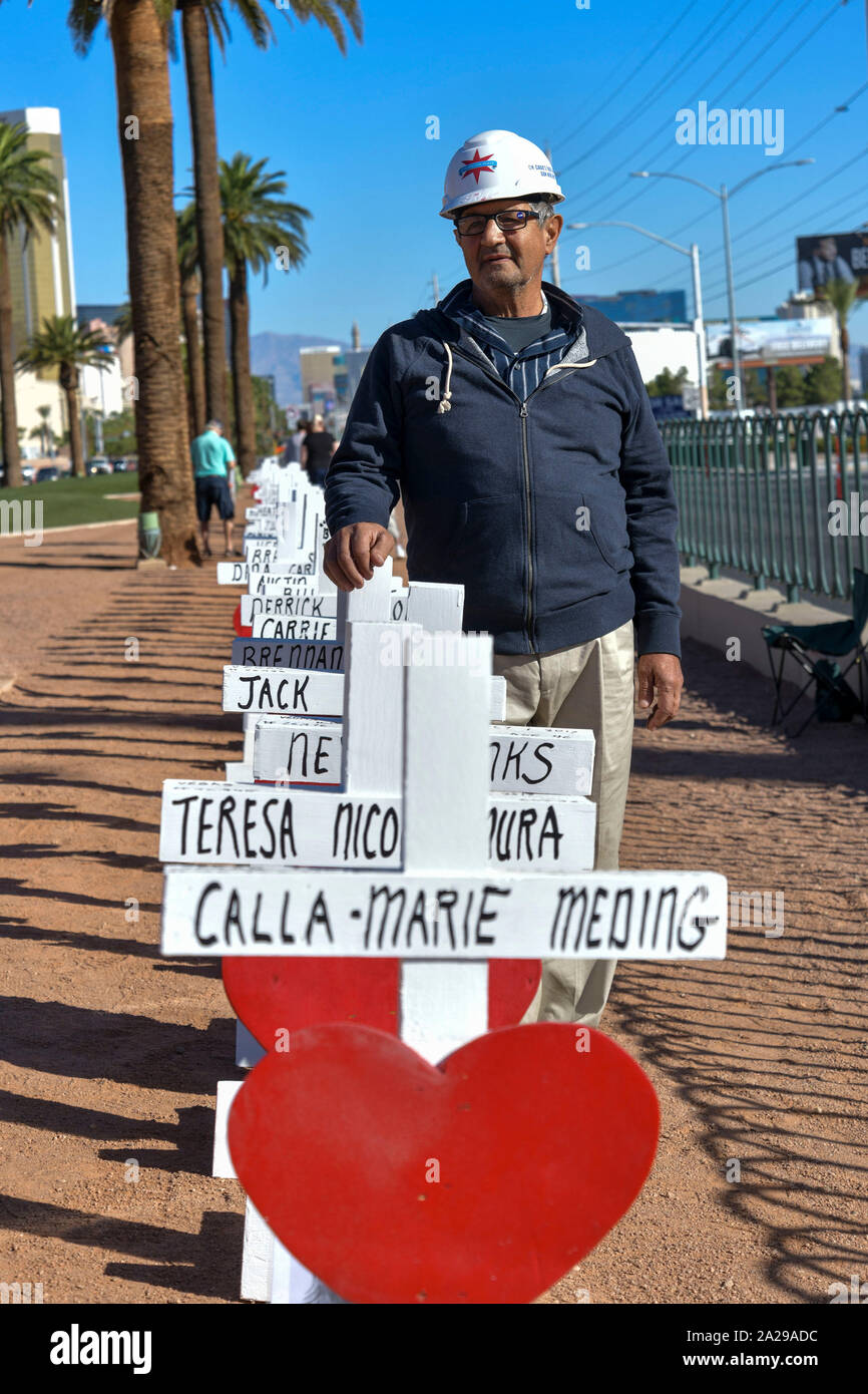 Las Vegas, NV, USA. 1 octobre, 2019. Greg Zanis de Zanis traverse pour pertes offre 58 nouvelles croix sur le Strip de Las Vegas sur le deuxième anniversaire de la prise de vue de Las Vegas à Las Vegas, Nevada le 1 octobre 2019. Credit : Damairs Carter/media/Alamy Punch Live News Banque D'Images