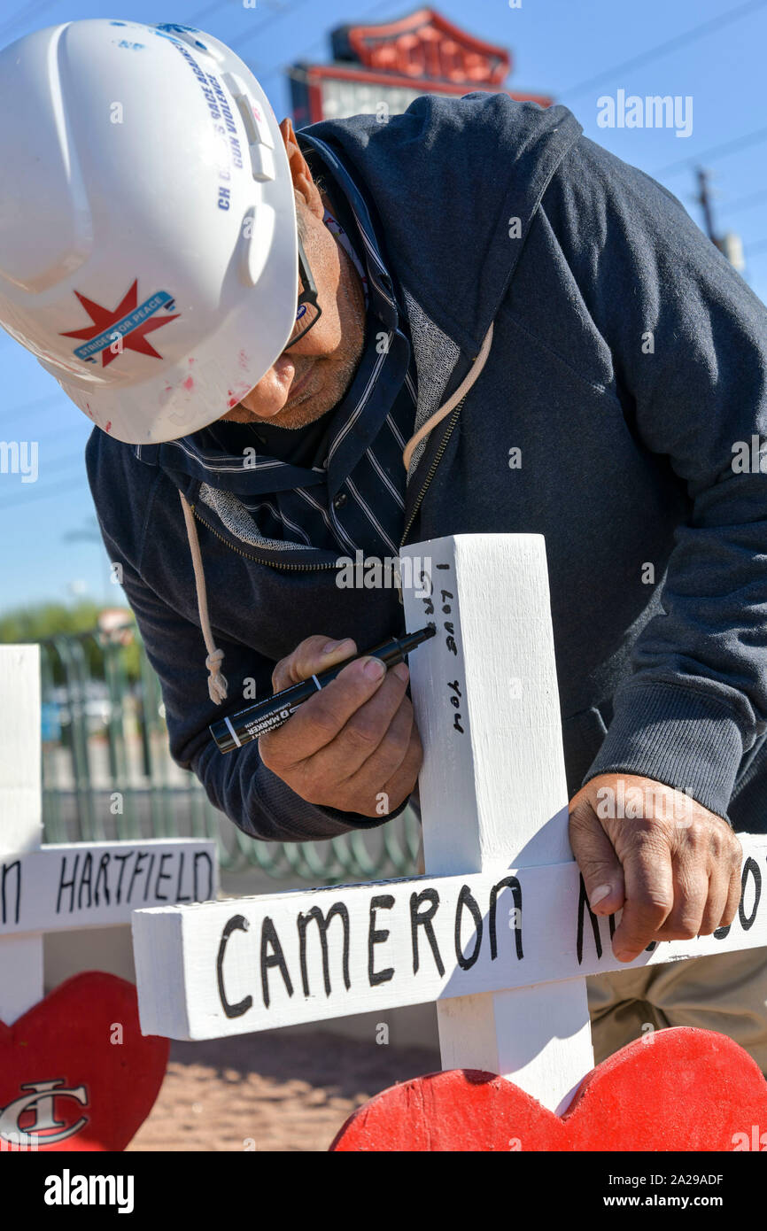 Las Vegas, NV, USA. 1 octobre, 2019. Greg Zanis de Zanis traverse pour pertes offre 58 nouvelles croix sur le Strip de Las Vegas sur le deuxième anniversaire de la prise de vue de Las Vegas à Las Vegas, Nevada le 1 octobre 2019. Credit : Damairs Carter/media/Alamy Punch Live News Banque D'Images
