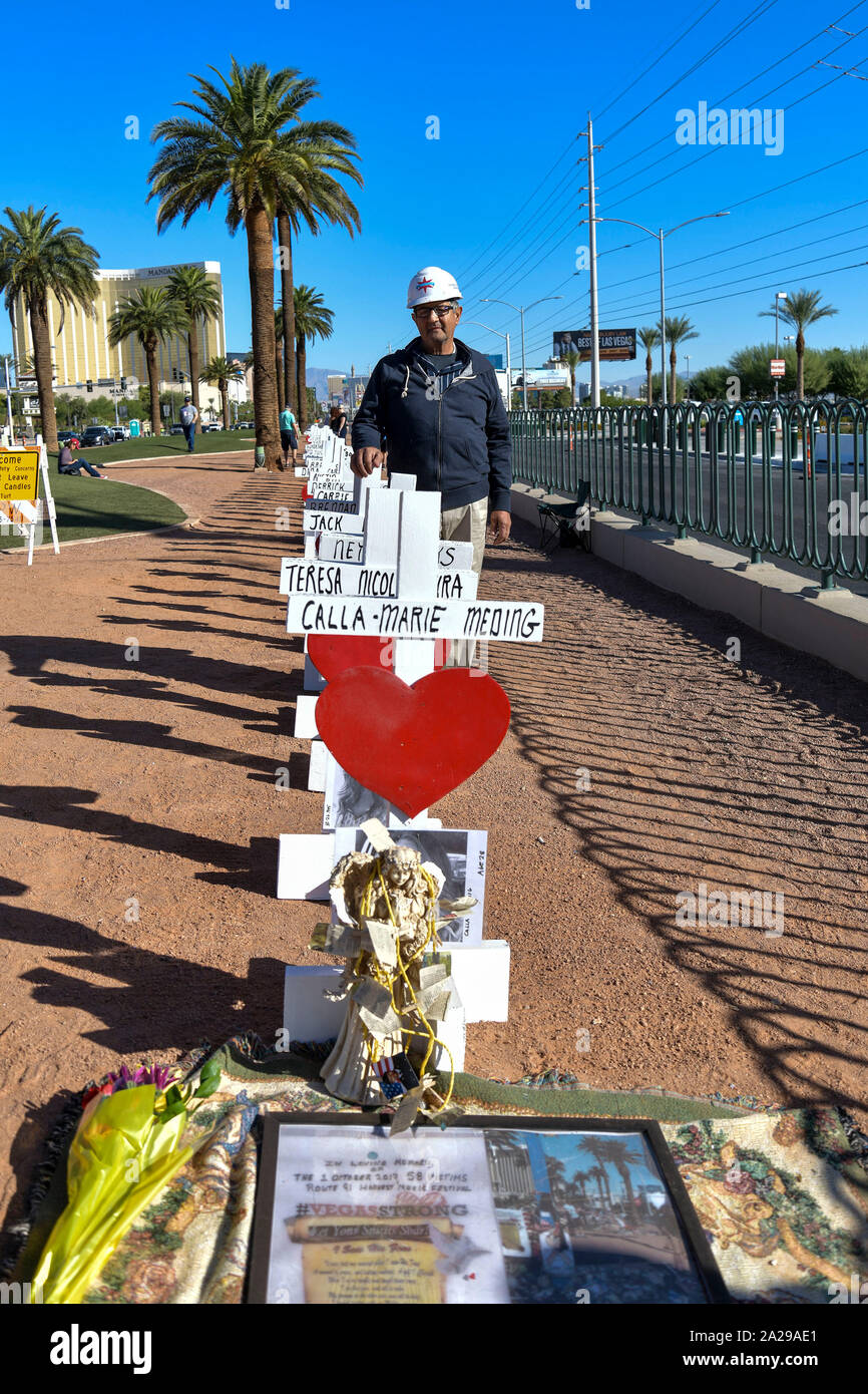 Las Vegas, NV, USA. 1 octobre, 2019. Greg Zanis de Zanis traverse pour pertes offre 58 nouvelles croix sur le Strip de Las Vegas sur le deuxième anniversaire de la prise de vue de Las Vegas à Las Vegas, Nevada le 1 octobre 2019. Credit : Damairs Carter/media/Alamy Punch Live News Banque D'Images