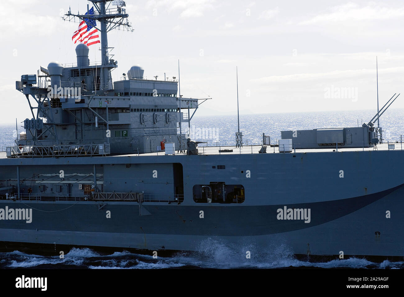 190415-N-AS200-004 MER MÉDITERRANÉE (15 avril 2019) - Blue Ridge-class et de contrôle, le USS Mount Whitney (LCC 20 transits) la mer Méditerranée, le 15 avril 2019. Le Mont Whitney, l'avant-déployé à Gaeta, Italie, fonctionne avec un équipage de marins de la Marine américaine et militaire Commande de transport maritime Les marins du service civil. (U.S. Photo par marine Spécialiste de la communication de masse 3e a appelé Verbis/libérés) Banque D'Images
