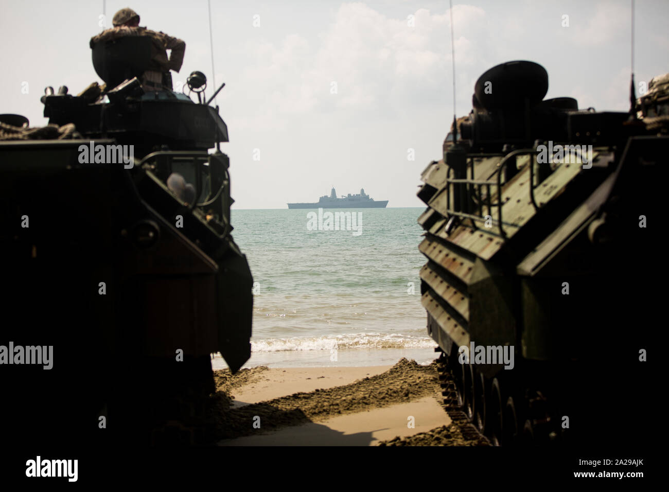 Les Marines américains avec 3e Division de marines conduite navire-terre dans les mouvements des véhicules amphibies d'Assaut (AAV) avant le début de l'exercice Tiger 19 Grève du Blue Beach, Malaisie, le 30 septembre 2019. L'utilisation de valves d', marines débarquent le USS Green Bay (LPD-20), s'est posé sur la plage Bleue, alors remis les membres de l'armée malaisienne (CRG) à bord du navire pour participer à la cérémonie d'ouverture de l'exercice Tiger Strike 19 et une tournée. Grève Tiger 19 permet aux Marines des États-Unis et les marins de la côte à côte avec nos partenaires de Malaisie, l'augmentation de la préparation au combat et l'amélioration de coordination bilatérales Banque D'Images