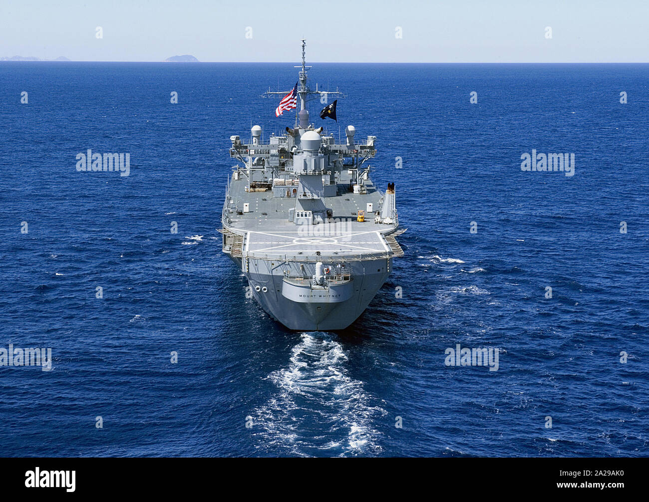 190415-N-AS200-011 MER MÉDITERRANÉE (15 avril 2019) - Blue Ridge-class et de contrôle, le USS Mount Whitney (LCC 20 transits) la mer Méditerranée, le 15 avril 2019. Le Mont Whitney, l'avant-déployé à Gaeta, Italie, fonctionne avec un équipage de marins de la Marine américaine et militaire Commande de transport maritime Les marins du service civil. (U.S. Photo par marine Spécialiste de la communication de masse 3e a appelé Verbis/libérés) Banque D'Images