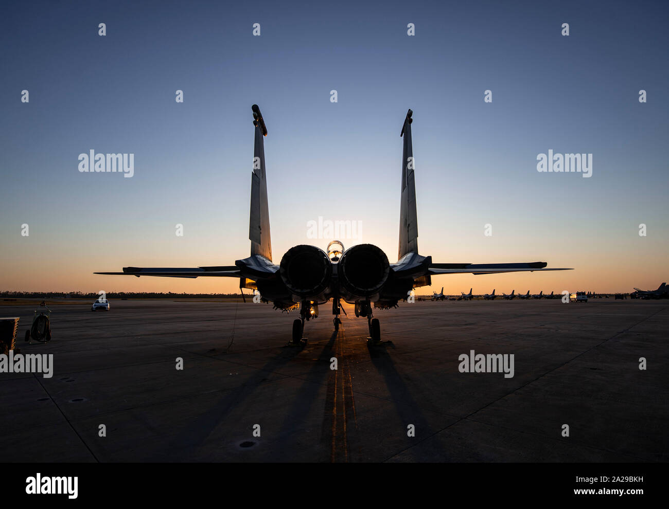 Un F-15E Strike Eagle fighter jet assigné à la 422nd Squadron d'essai et d'évaluation, de la Nellis Air Force Base, Nevada, est mis en garde sur la piste pendant le Combat Archer 19-12 sur Tyndall AFB, en Floride, le 24 septembre, 2019. Archer de Combat est le plus important du Département de la Défense à l'air-air missile tir réel d'exercice de l'emploi. (U.S. Air Force photo par un membre de la 1re classe dépositaire A. Darbasie) Banque D'Images