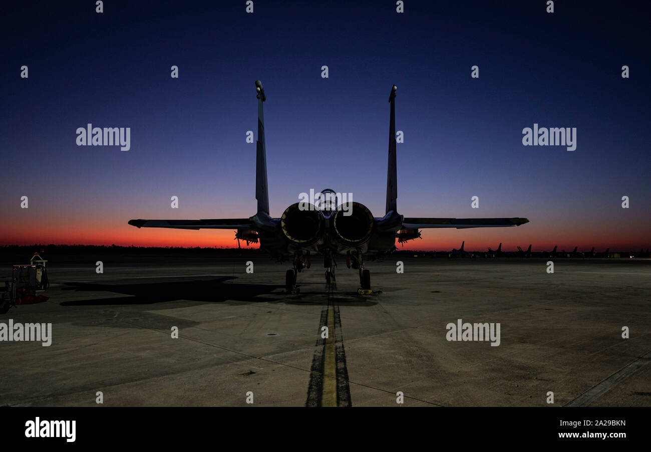 Un F-15E Strike Eagle fighter jet assigné à la 422nd Squadron d'essai et d'évaluation, de la Nellis Air Force Base, Nevada, est mis en garde sur la piste pendant le Combat Archer 19-12 sur Tyndall AFB, en Floride, le 24 septembre, 2019. Archer de combat fait partie de la 53e Escadre, Programme d'évaluation des systèmes d'armes. (U.S. Air Force photo par un membre de la 1re classe dépositaire A. Darbasie) Banque D'Images