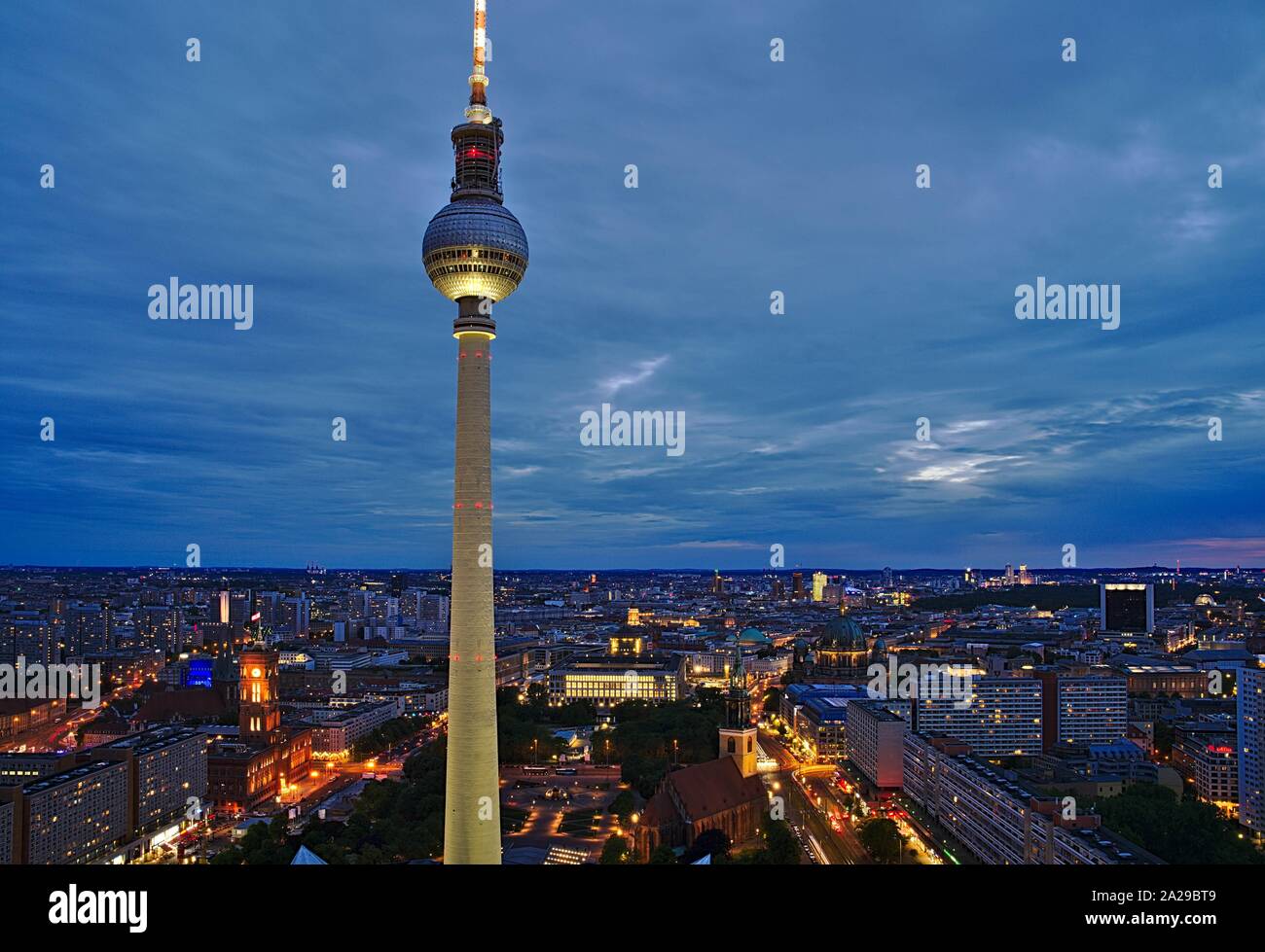 Tour de télévision de Berlin photographié pendant le coucher du soleil, photographié à partir de l'affichage en face de l'hôtel plattform. Banque D'Images