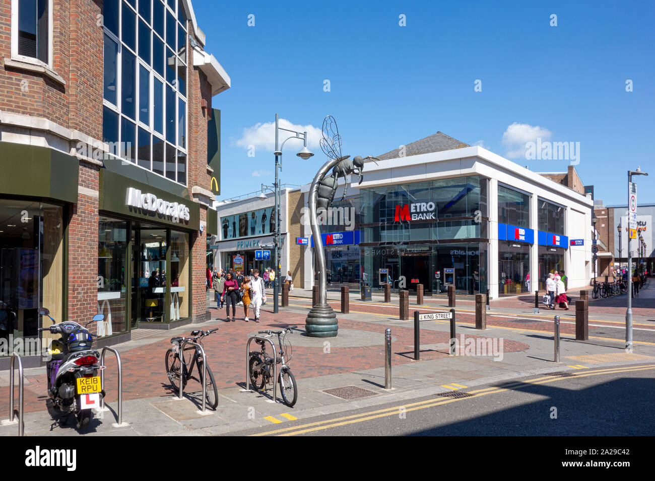 Des magasins et de la sculpture sur le Hornet Watford high street à Watford, Hertfordshire, Royaume-Uni Banque D'Images