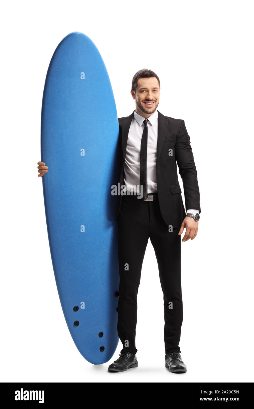 Portrait d'un jeune homme en costume tenant un surf isolé sur fond blanc Banque D'Images