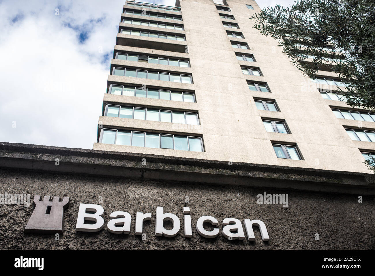 Londres, UK - Août 2019 : Le centre Barbican architecture brutaliste extérieur. Le Barbican Centre est un centre des arts dans le Barbican Estate Banque D'Images