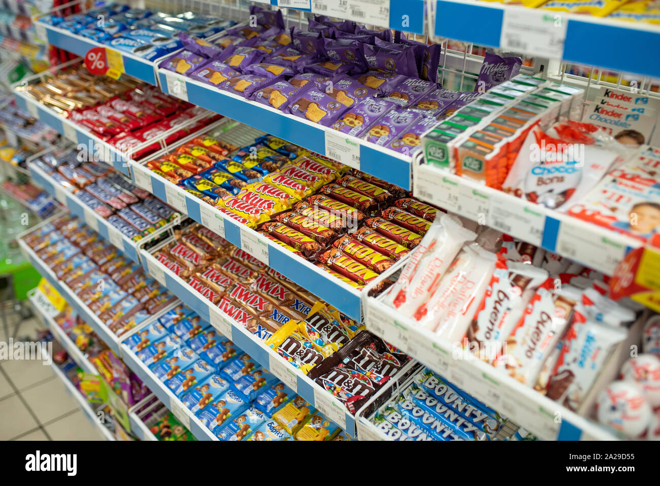 Minsk, Belarus - 27 septembre 2019 un compteur avec des bars, des chocolats, et de chewing-gum. Banque D'Images