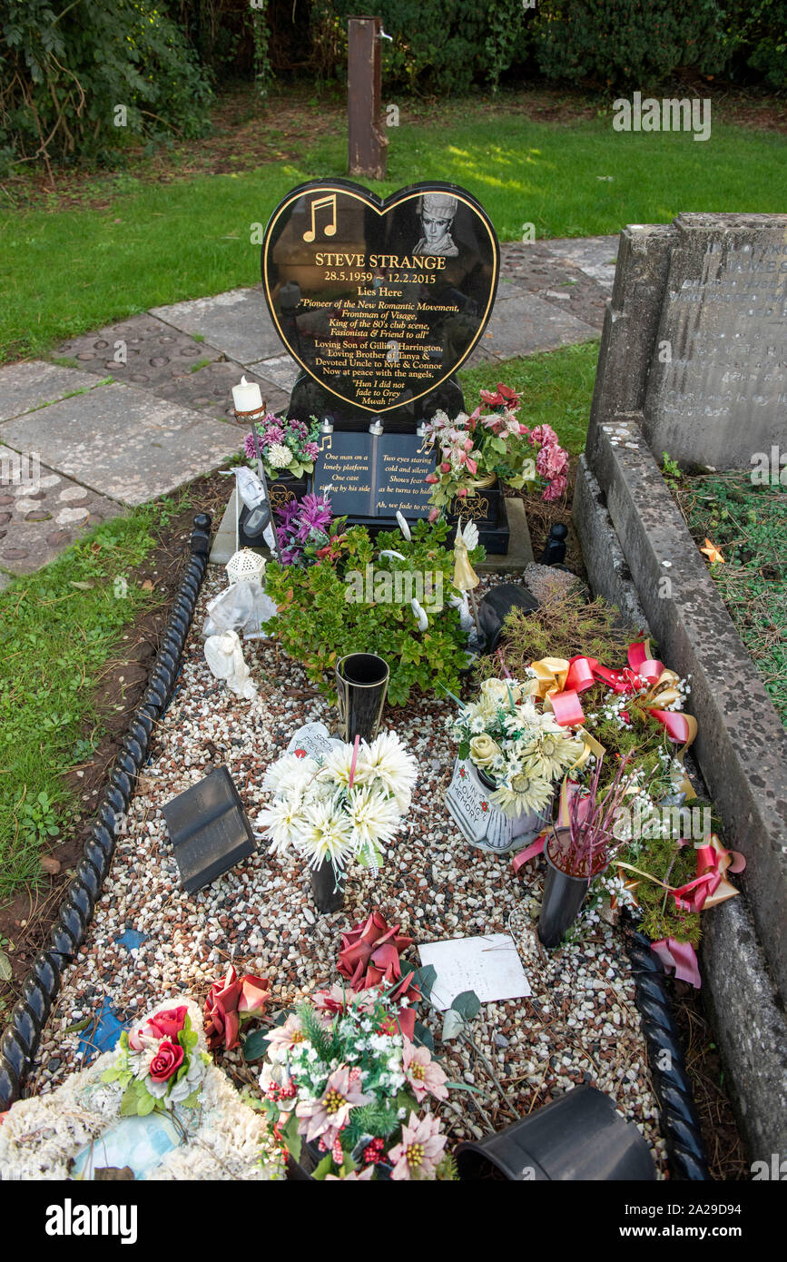 La tombe de la fin 1950-51 singer Steve étrange au Jubilee Gardens Cemetery à Porthcawl, UK. Banque D'Images