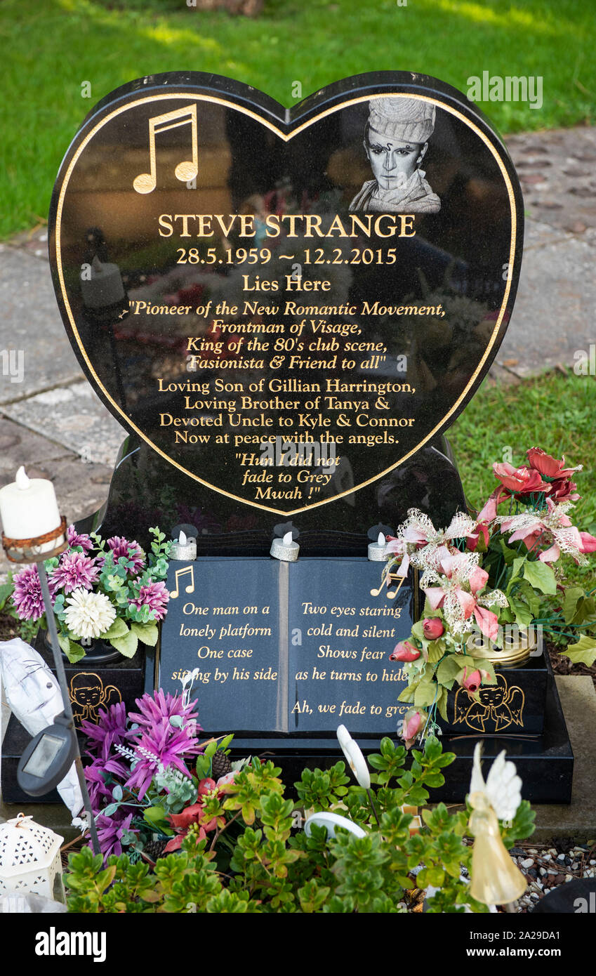 La tombe de la fin 1950-51 singer Steve étrange au Jubilee Gardens Cemetery à Porthcawl, UK. Banque D'Images