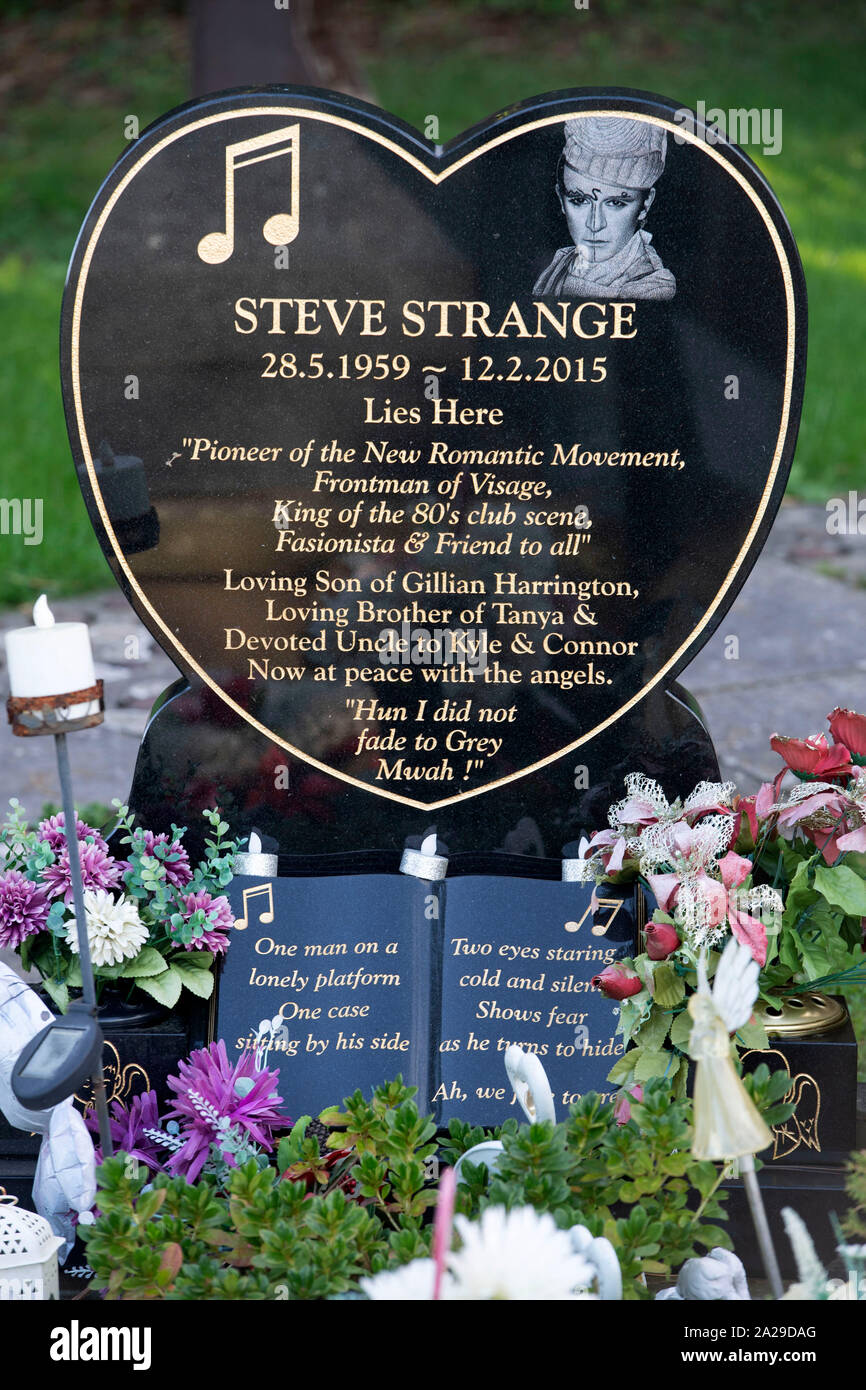 La tombe de la fin 1950-51 singer Steve étrange au Jubilee Gardens Cemetery à Porthcawl, UK. Banque D'Images