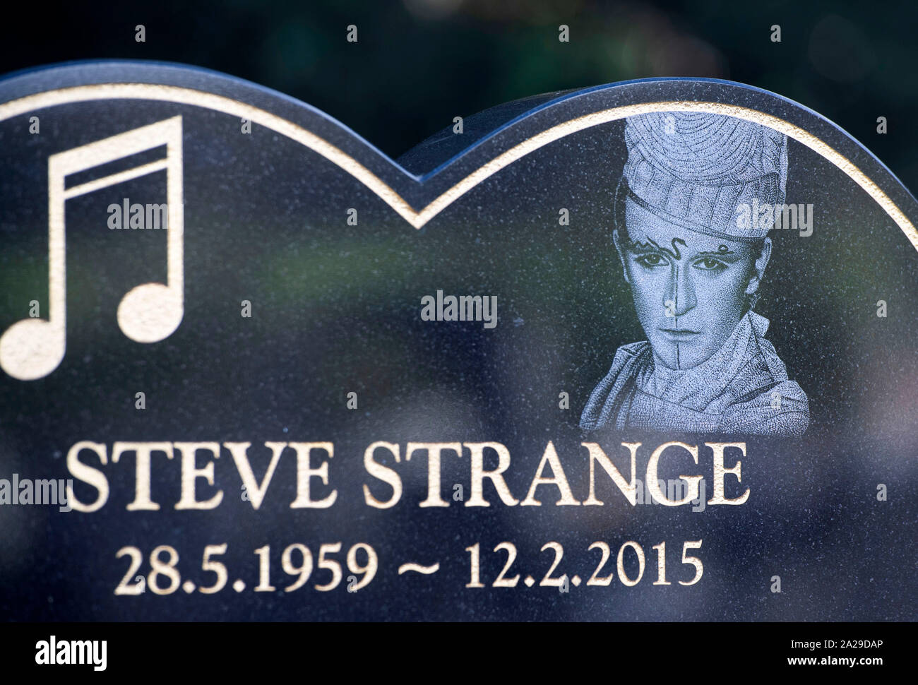 La tombe de la fin 1950-51 singer Steve étrange au Jubilee Gardens Cemetery à Porthcawl, UK. Banque D'Images
