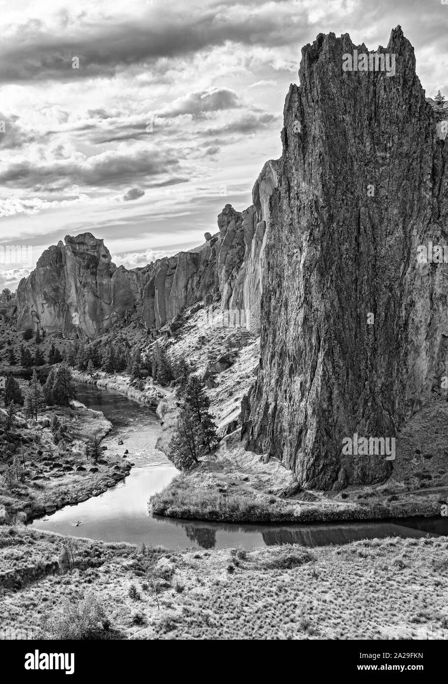 De l'Oregon, Smith Rock State Park, destination de renommée internationale pour l'escalade, la rivière Crooked, monochrome Banque D'Images