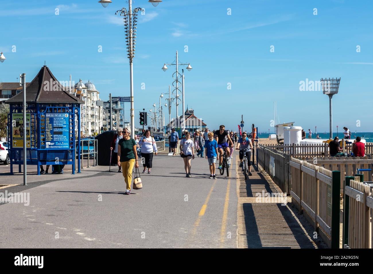 La promenade à Littlehampton beach à vue mer typiquement anglais Banque D'Images