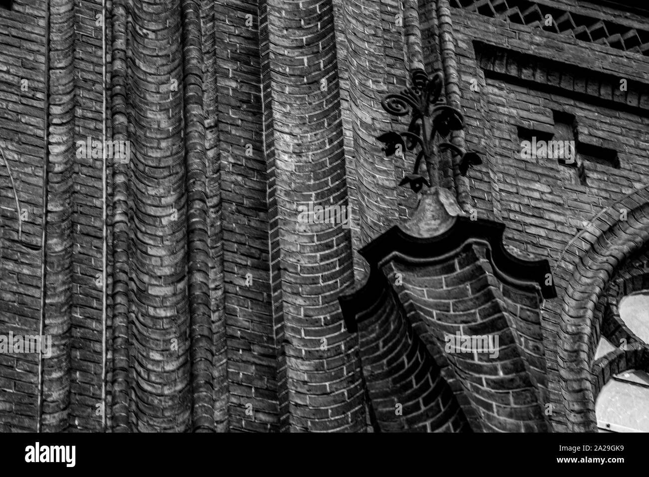 Close up de pilier en brique dans le style architectural gothique à l'arrière et blanc Banque D'Images