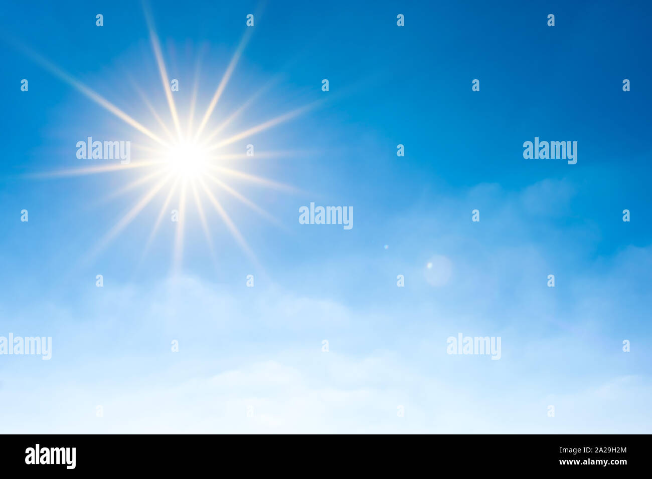 Arrière-plan de l'été, magnifique ciel bleu avec soleil clair Banque D'Images