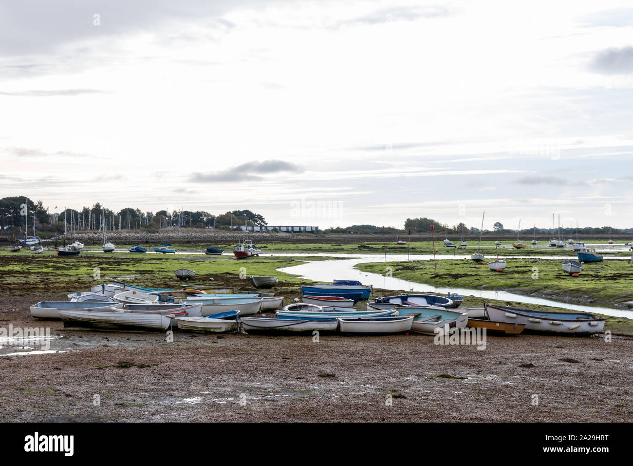 Vieux bateaux en bois à marée basse dans le port de Havant Hampshire Banque D'Images