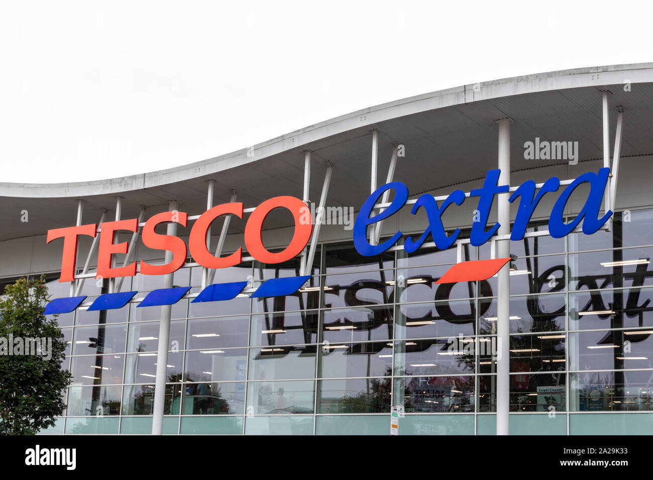 L'avant du magasin ou de l'extérieur d'un supermarché Tesco Tesco extra montrant le logo supplémentaire ou connexion Banque D'Images