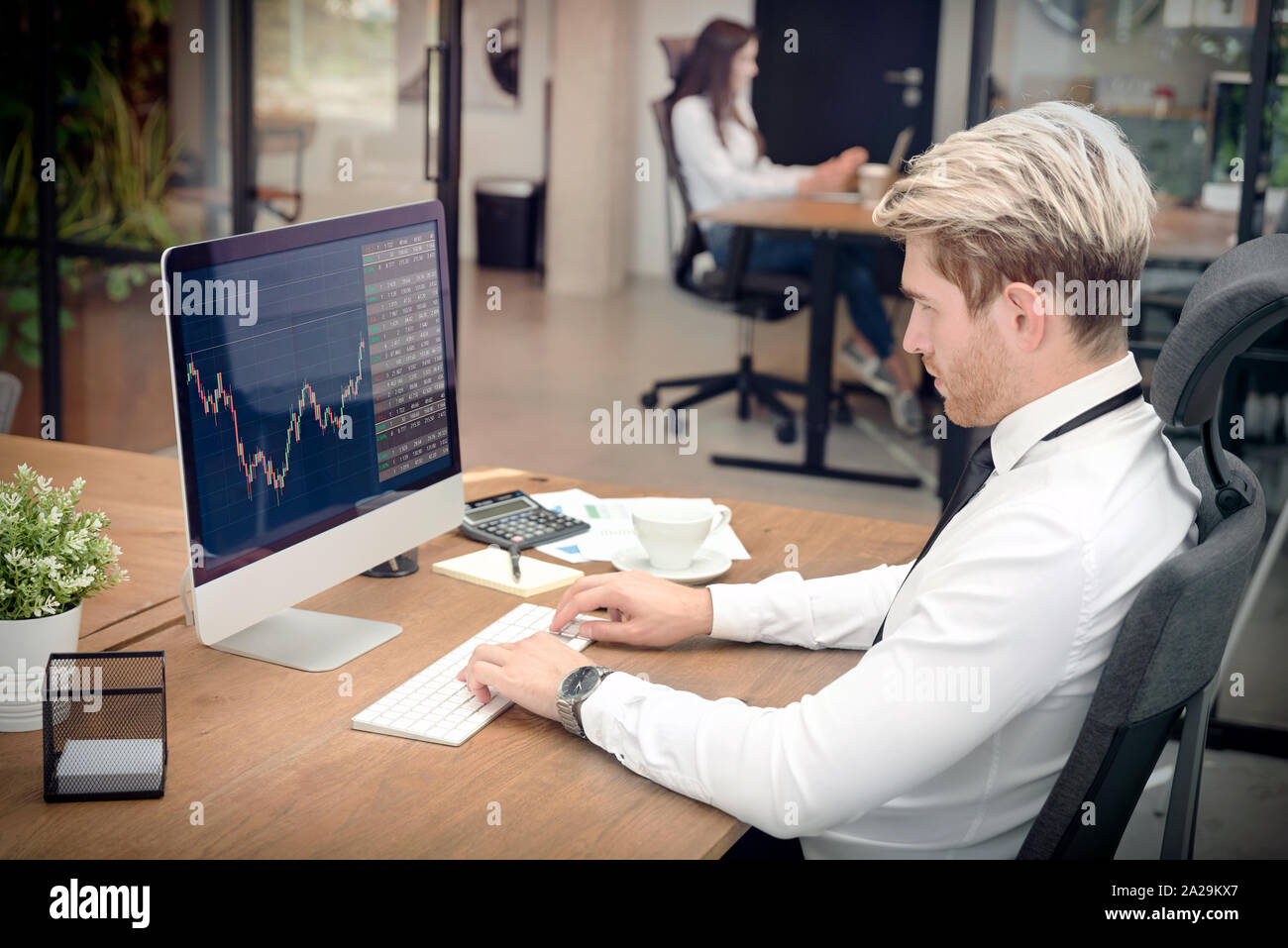 Le courtier ou l'analyse des investisseurs tableau de l'office. Concept commercial stocks avec graphique à l'écran. Banque D'Images