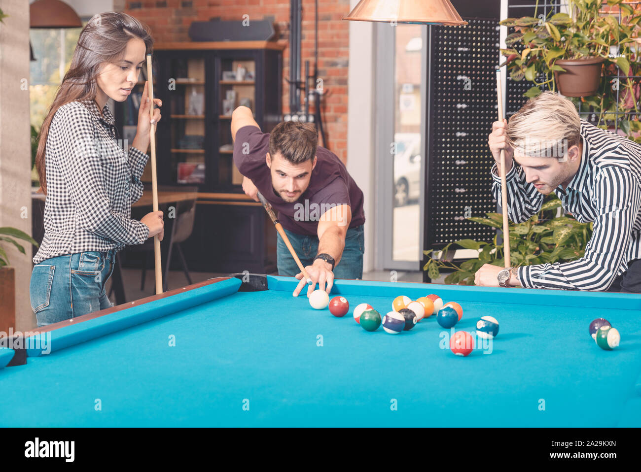 Groupe d'employés en jouant au billard à office. Pause du travail dans la salle de relaxation Banque D'Images