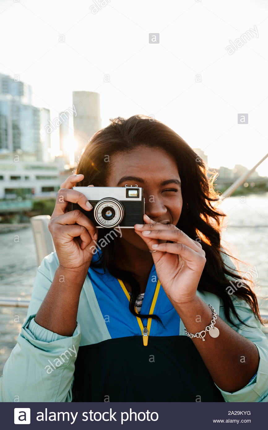 Portrait jeune femme avec caméra rétro Banque D'Images