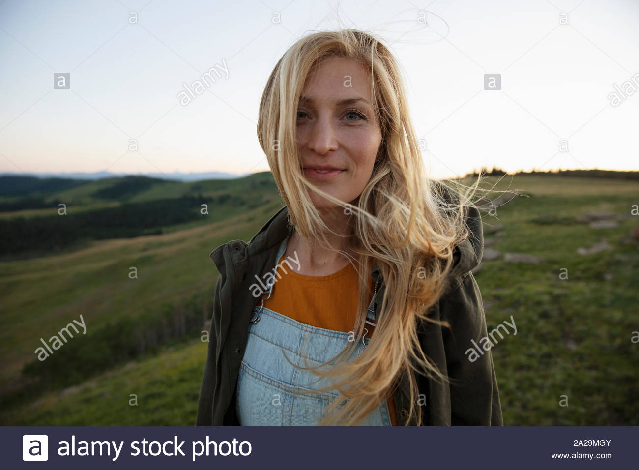 Portrait de jeune femme avec de longs cheveux blonds smiling Banque D'Images