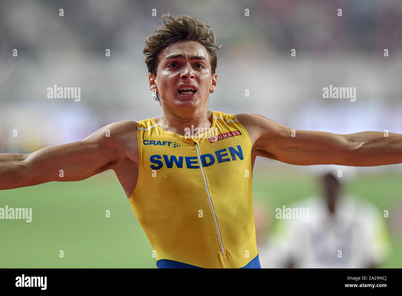 DOHA, QATAR. 1er Oct, 2019. Armand Duplantis de Suède célèbre après avoir essayé la 5.79m marque dans MenÕs finale perche pendant jour 5 de l'IAAF World Athletics Championships - 2019 de Doha à Khalifa International Stadium le Mardi, Octobre 01, 2019 À DOHA, QATAR. Credit : Taka G Wu/Alamy Live News Banque D'Images