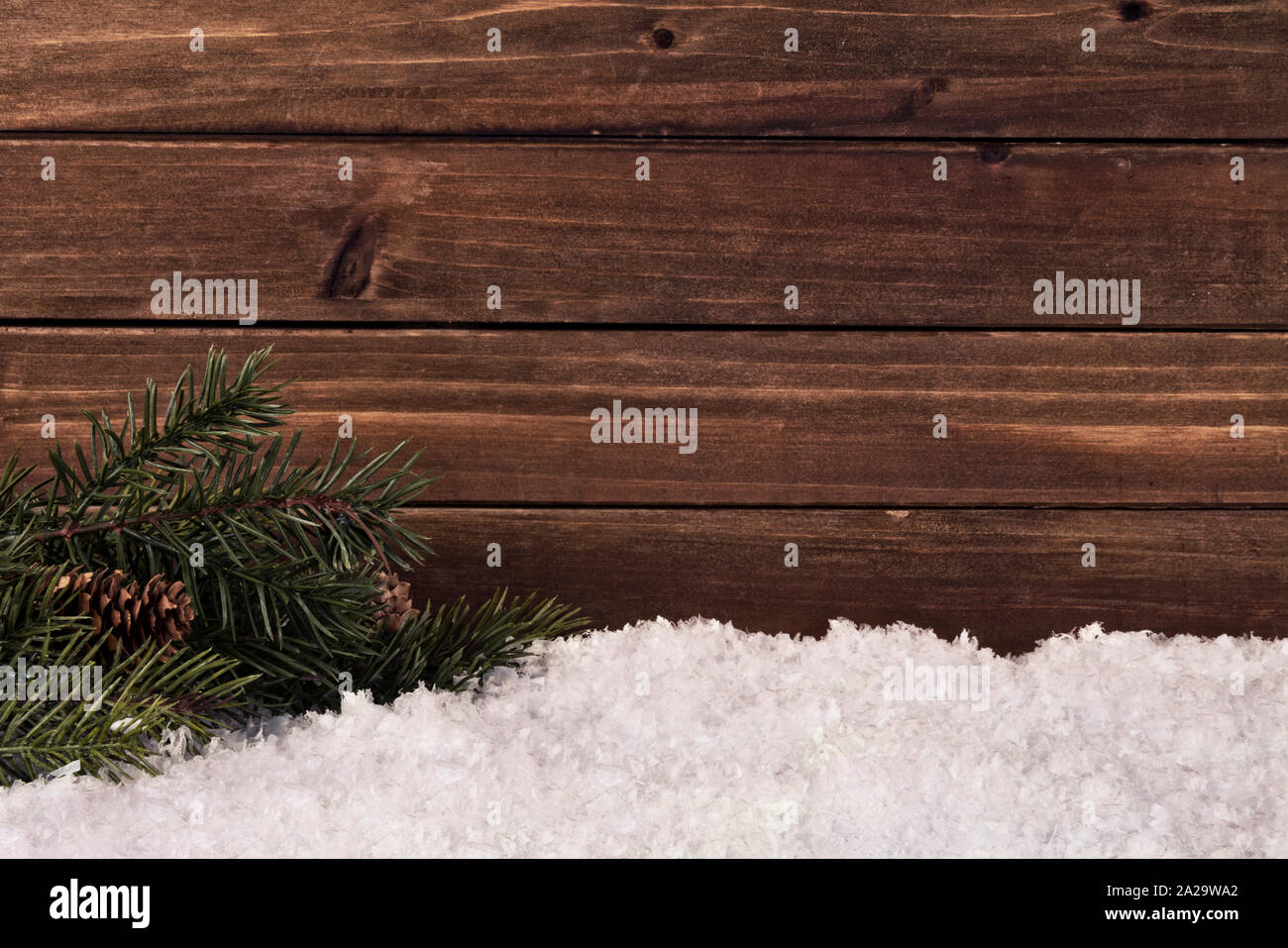 La direction générale de l'arbre de Noël et de la neige sur une planche en bois en arrière-plan. La saison d'hiver avec copie espace décoration. Banque D'Images