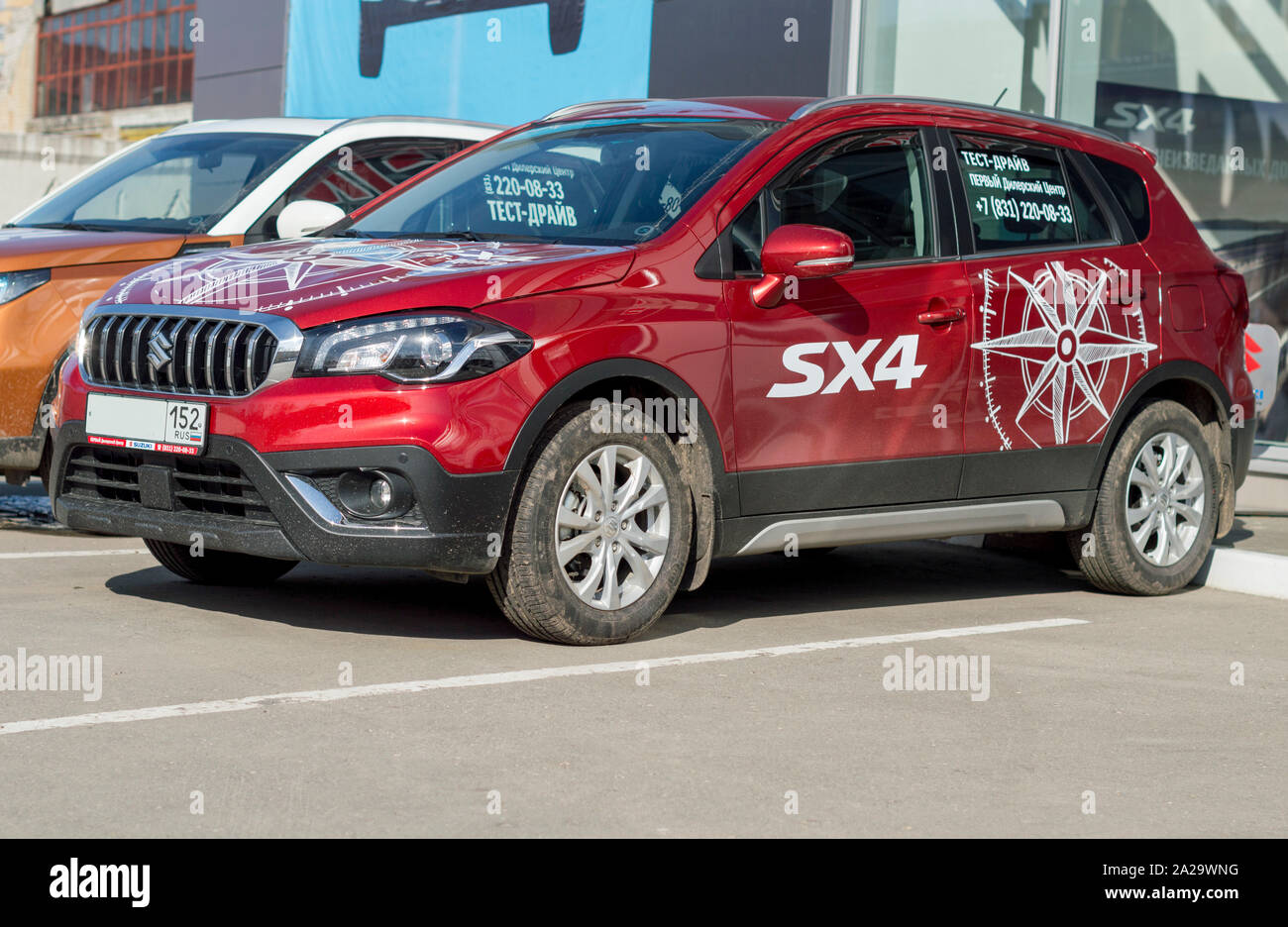 Centre - Concessionnaire Mitsubishi. L'échantillon pour tester la conduite en ville. Mitsubishi voiture SX4 .la Russie Banque D'Images