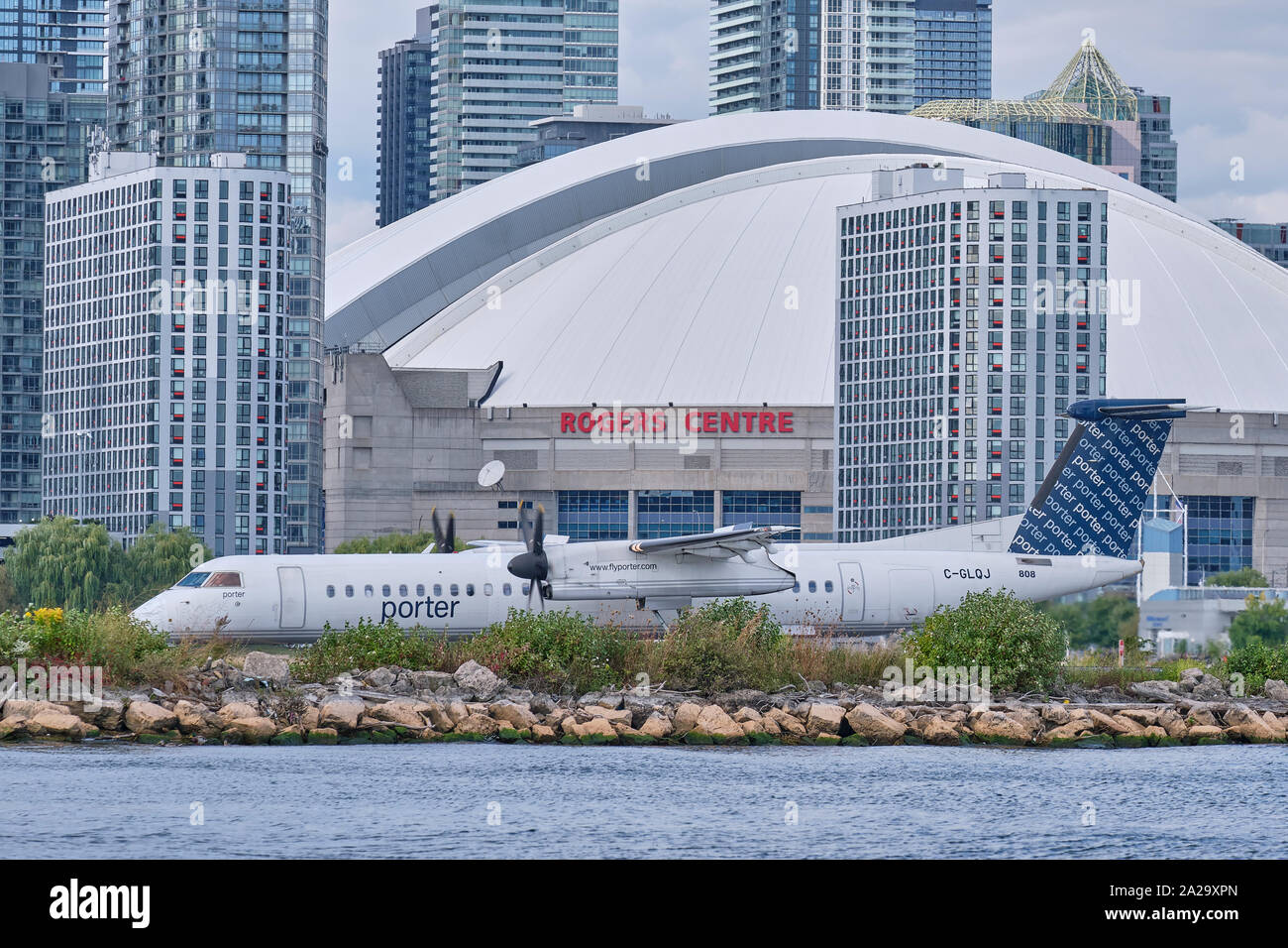 Porter de Dash 8 Avion prêt pour le décollage de l'aéroport Billy Bishop du Centre-ville de Toronto. Banque D'Images