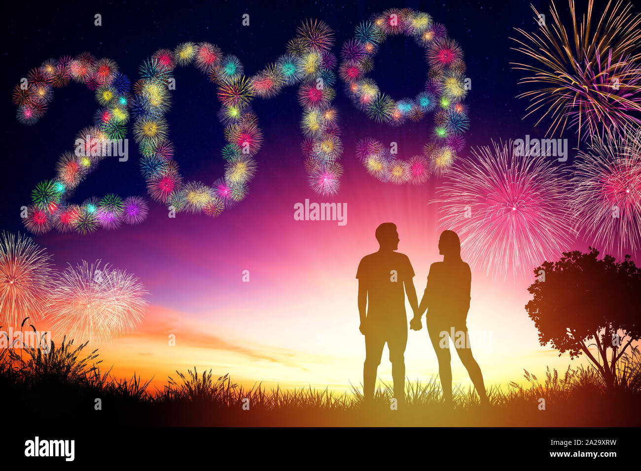 Jeune couple debout et regarder le feu d'artifice pour l'année 2019 Banque D'Images