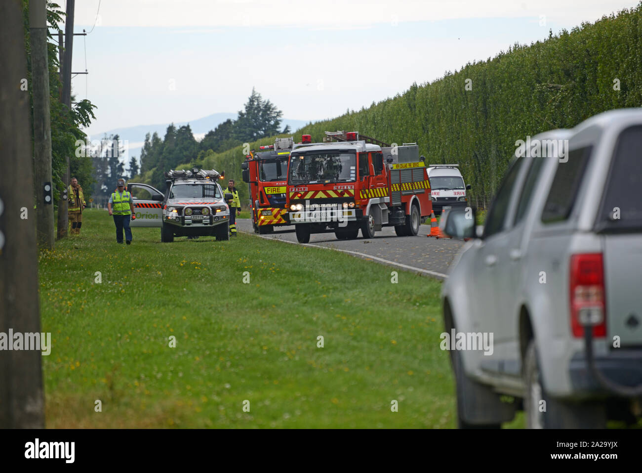 CHRISTCHURCH, Nouvelle-Zélande, 14 décembre 2018 : les pompiers et policiers attendre sur la route, près d'un seul accident de voiture Banque D'Images