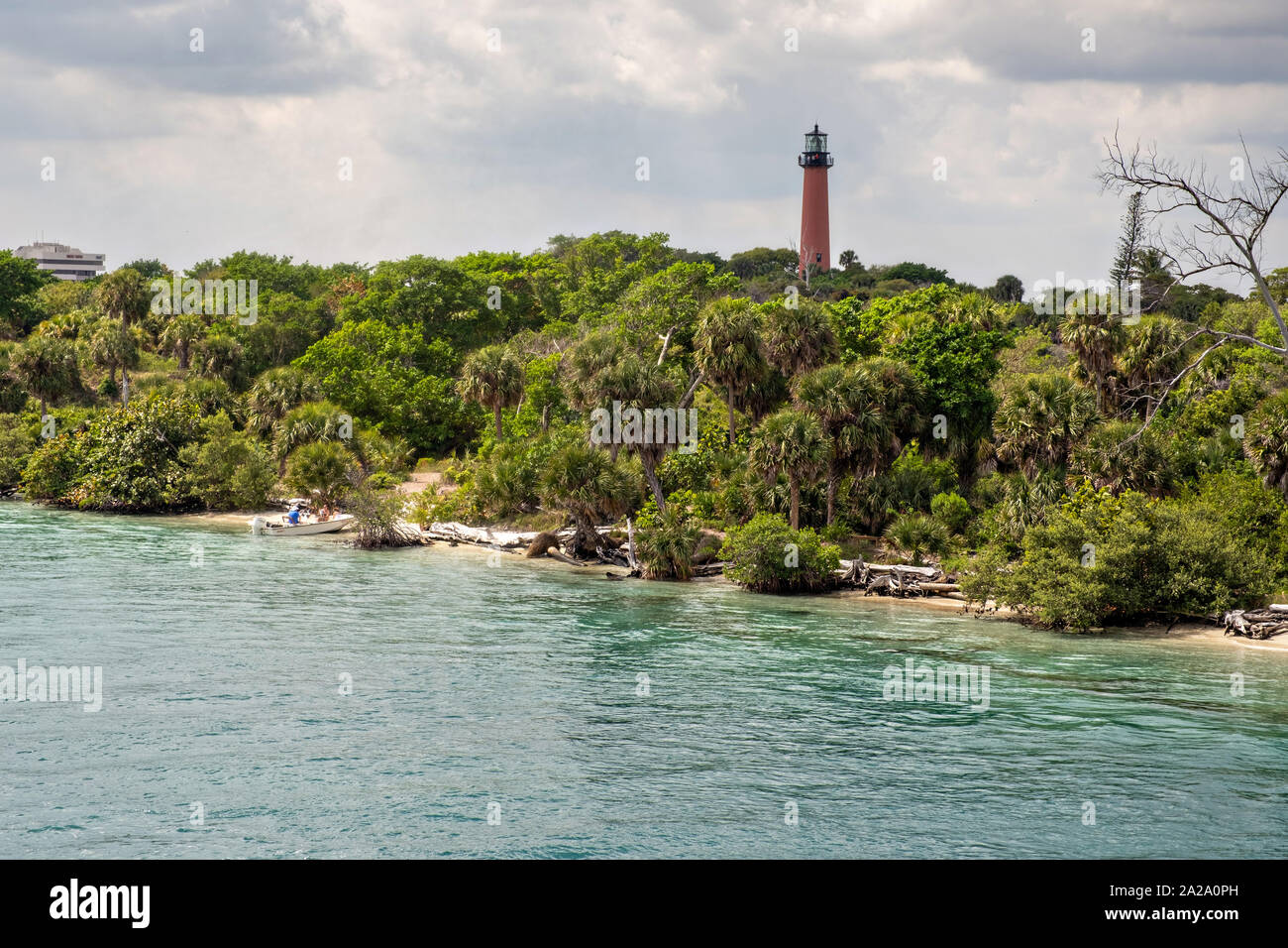 Jupiter Inlet Lighthouse et de l'Indian River Bridge South Beach à Jupiter, en Floride. Banque D'Images